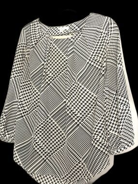 New York & co Blk/Wht Geometric Pin& Tucked Blouse Sz M